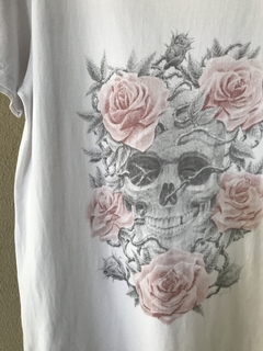 Camiseta Branca Caveiras/Rosas Escalpe - M - comprar online