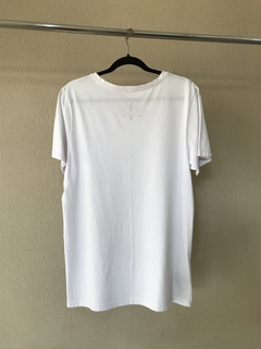 Camiseta Branca Caveiras/Rosas Escalpe - M na internet