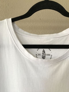 Camiseta Branca Caveiras/Rosas Escalpe - M - Brechó de Casa