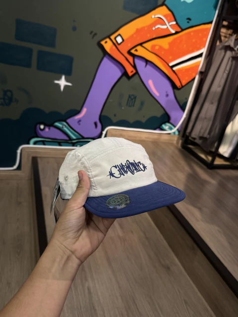 Boné Chronic five panel 'Branco e azul'
