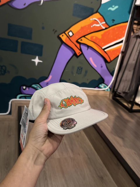 Boné Chronic five panel 'Letreiro' Gelo