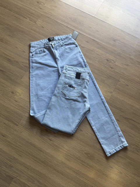 Calça Jeans corte reto 'Logos'