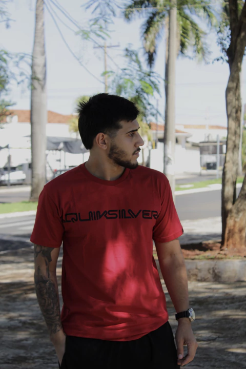 Camiseta QK 'Logo fechando costas'