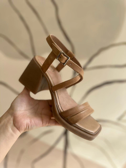 sandalias de cuero color suela con taco alto antideslizante