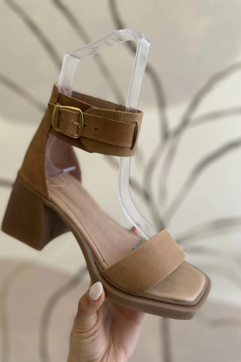 sandalias monaco color suela de cuero con pulsera ancha ajustable al tobillo