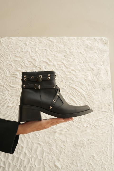 Dalma: bota negra de cuero con hebillas - comprar online