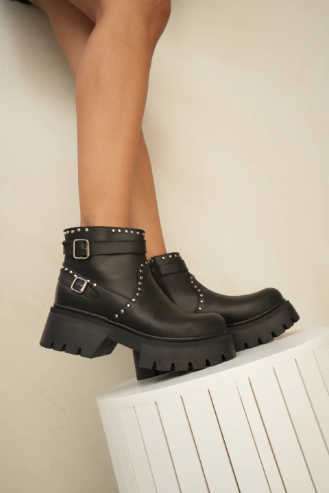 Elara: Bota negra de cuero con hebillas y tachas - comprar online