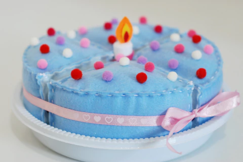 Bolo azul com bolinhas