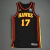 Esta imagem mostra a frente marcante da Camiseta NBA Atlanta Hawks Statement 23/24. O design em preto sólido transmite uma aura de poder e estilo. Com detalhes de qualidade e o logotipo dos Hawks em destaque, esta camiseta é uma declaração de lealdade e e