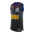 Esta imagem mostra a frente marcante da Camiseta NBA Denver Nuggets City 23/24. O preto sólido transmite uma aura de estilo urbano e modernidade. O logotipo dos Nuggets em destaque adiciona um toque de autenticidade. Seja parte da cidade com essa peça exc