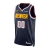 Esta imagem mostra a frente marcante da Camiseta NBA Denver Nuggets Icon 23/24. O azul vibrante transmite uma aura de energia e paixão pelo jogo. O logotipo dos Nuggets em destaque adiciona um toque de autenticidade. Seja parte da equipe com essa peça exc