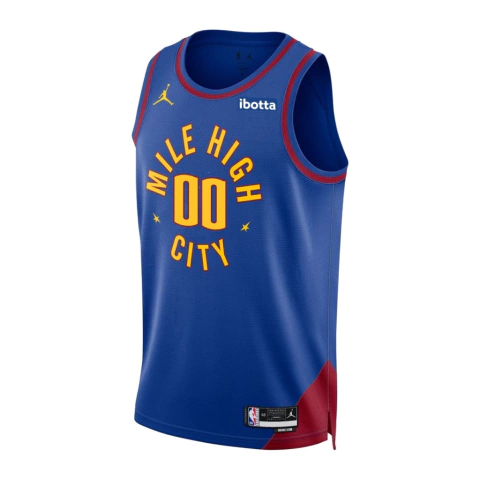 Esta imagem mostra a frente marcante da Camiseta NBA Denver Nuggets Statement 23/24. Combinando o azul vibrante com detalhes em vermelho, esta camiseta transmite uma aura de estilo e energia. O logotipo dos Nuggets em destaque adiciona um toque de autenti