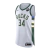 Esta imagem mostra a frente marcante da Camiseta NBA Milwaukee Bucks Association 23/24. Com uma combinação de branco e verde, ela transmite uma sensação de frescor e energia. O logotipo dos Bucks em destaque adiciona autenticidade. Seja parte da equipe co