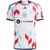 Camisa de futebol branca do Chicago Fire, modelo away 2024 da Adidas, com padrão geométrico em vermelho e azul, destacando o logotipo da equipe e o patrocinador Carvana.