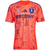 Camiseta naranja de fútbol para hombre de la Universidad de Chile, modelo visitante 2025 de Adidas, con diseño gráfico y logotipo del equipo.