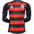 Camisa de futebol do Flamengo, modelo Home 2025, nas cores vermelha e preta, fabricada pela Adidas, vista frontal em um manequim.