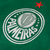 Logotipo bordado del Palmeiras en una camiseta verde de mujer, con una estrella roja encima.