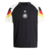 Camiseta Prepartido Alemania 24/25: Vista frontal. Diseño negro con mangas blancas y colores de la bandera alemana. Escudo central de la DFB y logo de Adidas. Cuello redondo negro, usada por los jugadores durante la Eurocopa 2024.