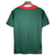 Espalda de la Camiseta Liverpool Pre Juego 24/25: Parte trasera de la camiseta pre-juego del Liverpool, destacando el diseño vibrante en verde y rojo. Ideal para uso casual o durante eventos deportivos, esta pieza es una representación del orgullo de los 