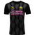 Frente de la Camiseta PSV Pre Juego 2024/2025: Camiseta masculina pre-juego del PSV en negro, diseñada para aficionados. Confeccionada por Puma, combina comodidad con un diseño moderno, ideal para expresar tu pasión por el equipo antes de los partidos.