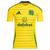 Frente de la Camiseta Celtic Away 24/25 Amarilla y Verde Torcedor Masculina Adidas: Camiseta en vibrante amarillo con detalles verdes, escudo del Celtic en el pecho y logotipo de Adidas. Diseño moderno y transpirable, ideal para mostrar apoyo al Celtic FC