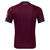 Espalda de la Camiseta Ipswich Town Away 24/25 Granate y Azul Torcedor Masculina Umbro: Parte trasera granate con detalles azules, espacio para nombres y números de los jugadores. Cómoda y estilosa, perfecta para aficionados dedicados.