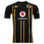 Frente de la Camiseta Kaizer Chiefs Away 24/25 Negra y Amarilla Torcedor Masculina Kappa: Camiseta negra con detalles amarillos, emblema del Kaizer Chiefs en el pecho, logotipo de Kappa. Diseño moderno y estiloso, ideal para mostrar tu apoyo al equipo.