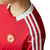 Camiseta roja de Manchester United 2025 con el logo del club y detalles en las mangas.