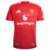 Camiseta Manchester United Home 24/25: Vista frontal. Predominantemente roja con varios tonos inspirados en el brillo de Old Trafford. Arcos laterales en tono más claro. Tres rayas blancas en las mangas y detalles blancos en el cuello.