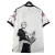 Camisa Japão Edição Especial Oni Piece Zoro 2024/25: Vista da costa. Branca, vermelha e azul, inspirada no personagem Zoro. Detalhes exclusivos e design marcante para os verdadeiros fãs