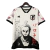 Camisa Japão Edição Especial Oni Piece Zoro 2024/25: Vista frontal. Branca, vermelha e azul, inspirada no personagem Zoro. Detalhes exclusivos e design marcante para os verdadeiros fãs