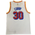 Camiseta blanca de los Golden State Warriors con el nombre CURRY y el número 30 en la parte posterior.