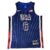 Camiseta USA Baloncesto Olimpiadas 2024: Frente azul marino con detalles en blanco y rojo, emblema del equipo de los Estados Unidos e insignias olímpicas destacadas en blanco.