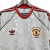 Camisa retrô branca do Manchester United de 1991, com detalhes em vermelho e o logo da Adidas.