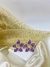 Brinco Flor Esmaltado na cor Lilás com preço de bijuteria atacado