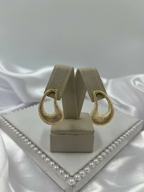 Brinco Orgânico Texurizado Banhado Dourado