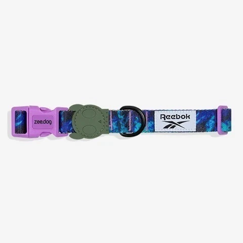 Collar Trekk Zee.Dog x Reebok con estampado tie dye azul y hebilla lila