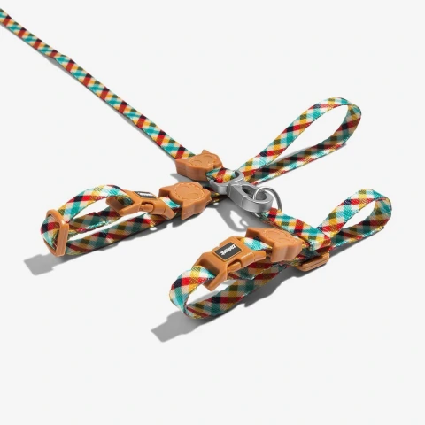 Set de arnés pechera y correa Phantom Zee.Cat para gato con estampado de cuadros multicolor, hebillas camel y gancho metálico