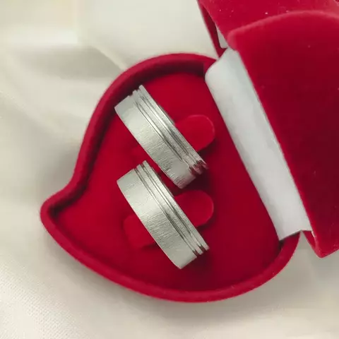 ALIANÇA DE AÇO | ESCOVADA | FRISOS LATERAL 8MM | PAR - comprar online