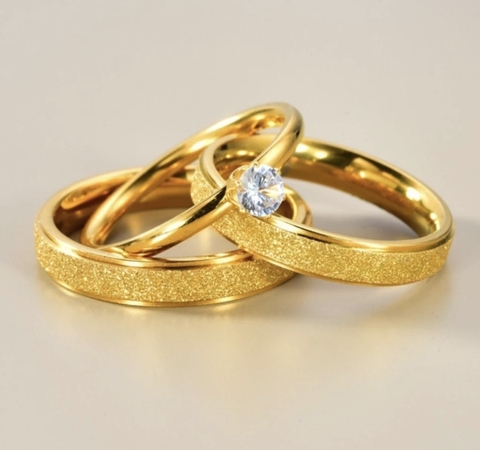 Par de Alianças Diamantada 4MM+ Solitário em Aço Banhado a Ouro 18k