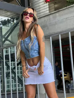ART 202 - Pollera blanca rigida con rotura deflecada