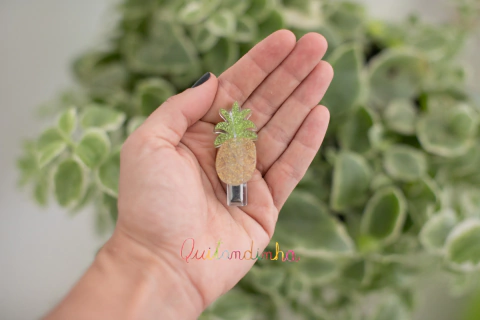 Presilha em acrílico: abacaxi