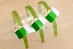 Tiara em acrílico: Lápis escolar verde/branco