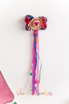 Laço junino: Chapéu + Laço xadrez azul e rosa + fitas coloridas