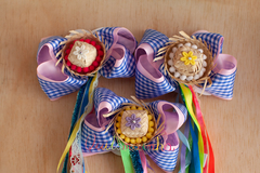Laço junino: Chapéu + Laço xadrez azul e rosa + fitas coloridas - loja online