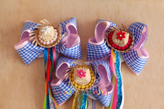 Laço junino: Chapéu + Laço xadrez azul e rosa + fitas coloridas - Quitandinha Baby