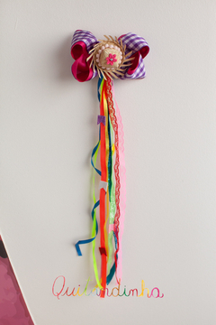 Laço junino: Chapéu + Laço rosa + fitas coloridas