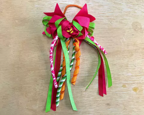 Elásticos: laço junino em verde, laranja e rosa (flor em rosa)