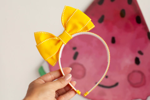 Linha Escolar: tiara laço pespontado em pé G Amarelo