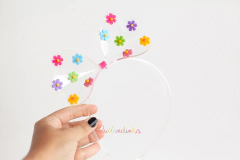 Tiara em acrílico: Laço G Flores